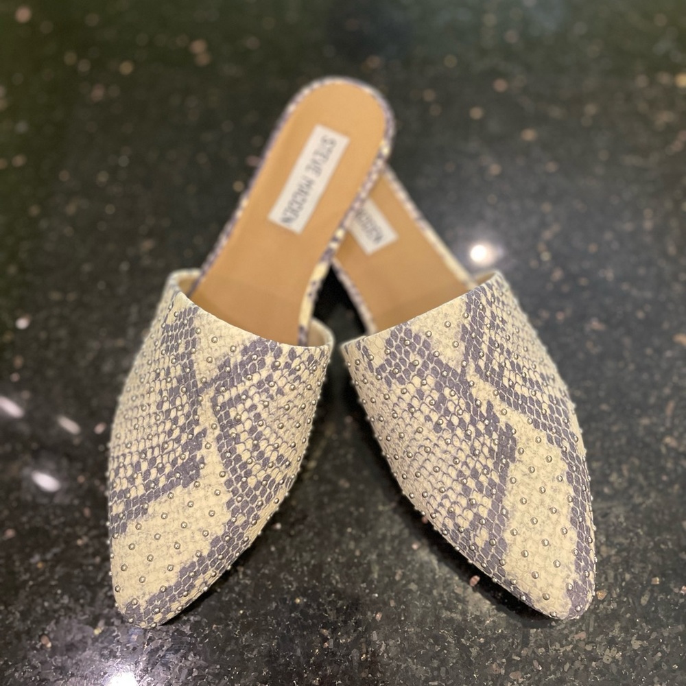 Steve Madden Snake Flats 6.5